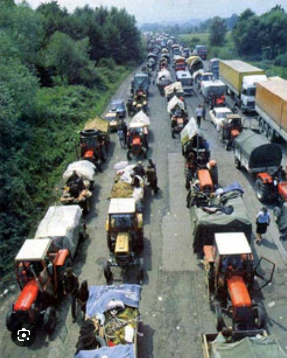 Srbija i Srbi hvale se svojom ratničkom poviješću i ponosni su na svoje srpsko ratništvo. No,ukratko, Srbi su poznati od 1912te do 2000te god.,  po ratnim zločinima,genocidu,povlačenju i bježaniji kao i  kapitulaciji.  Ukratko jad i sramota.