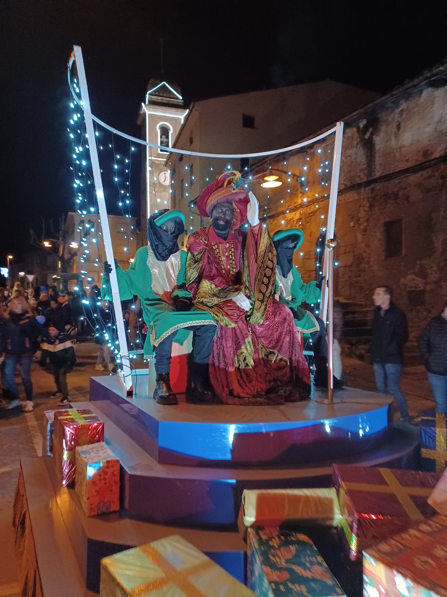lespreses_cat's tweet photo. ✨👑✨ La ilusió i la màgia han omplert els carrers del poble. Han arribat Ses Majestats els Reis d’Orient a les Preses!
👑💫 Ses Majestats, acompanyats del seguici reial, han estat rebuts per l'alcalde i les nenes i els nens del Consell dels infants.
#nitdereis #lespreses https://t.co/DLF99G3Mww