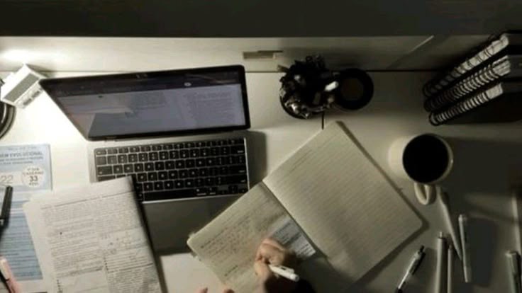 jgstudy's tweet image. 𖤓 #studytwt | #studytwtbr 

𖦸 jul - 08
𖦸 3° EM
𖦸 Relações Internacionais - enem/uerj

𖧷 fotografia, livros, escrever, música 𖧷