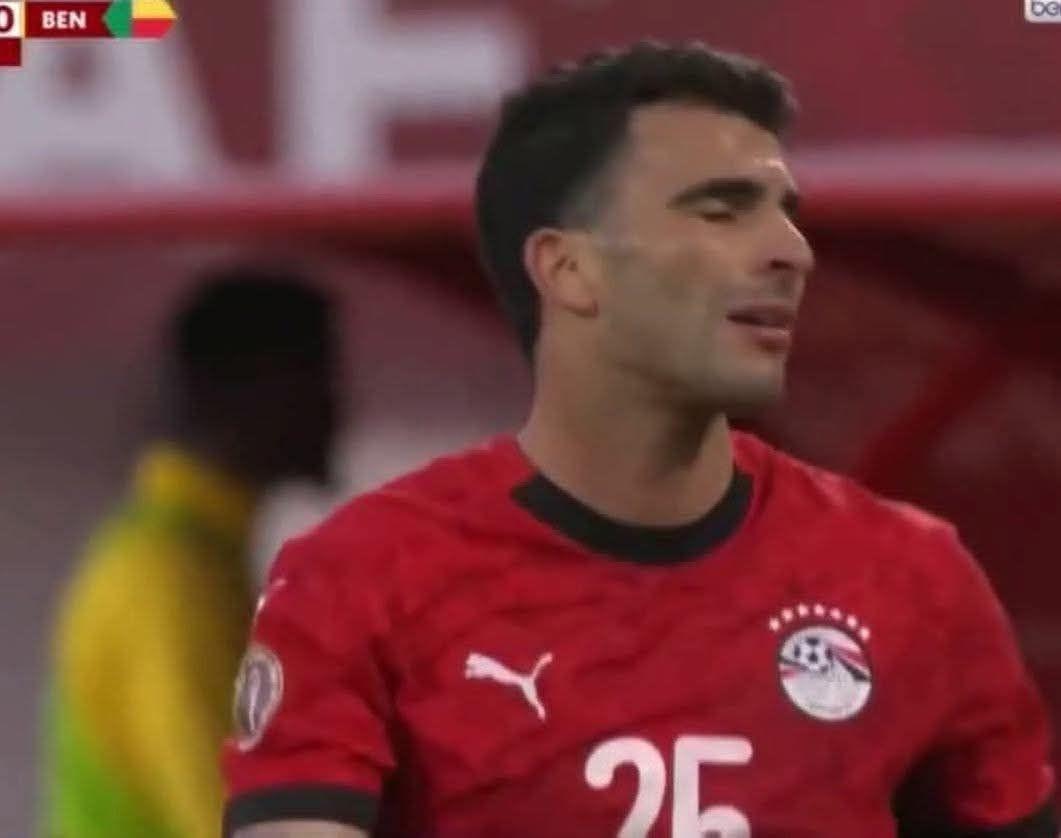 اقسم بالله ما شوفت أغبي من كده لاعب كوميدي فشخ فضل يحنكش بالكورة من نص الملعب وراح زانق بيها الشناوى ولما غلط فضل يشوح كأن الشناوى هو اللي غلط عندك ٩ لاعيبه يا جحش في الملعب ارميها بره حتي لكن اللي انت عملته تصرف اهطل يطلع من لاعب اهطل