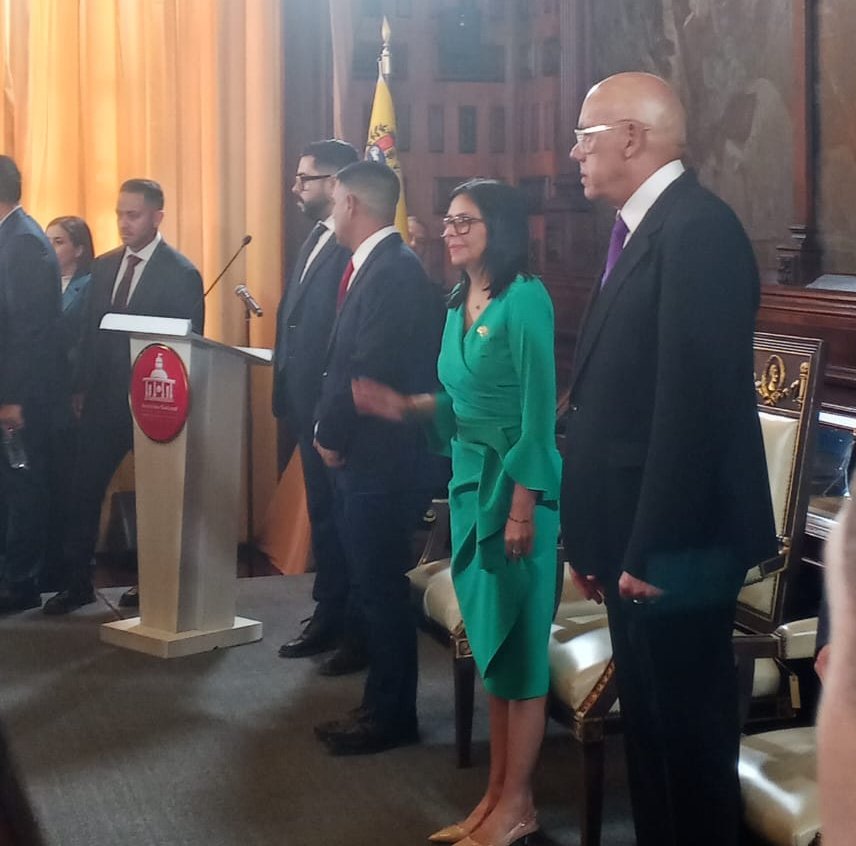 Juramentada como Presidenta Encargada de Venezuela, la dra. Delcy Rodríguez, quien enfatizó que asumía el cargo con dolor, ante el sufrimiento del pueblo venezolano luego de la agresión imperialista y por el secuestro del presidente, Nicolás Maduro y  Cilia Flores. 🇻🇪⚖️