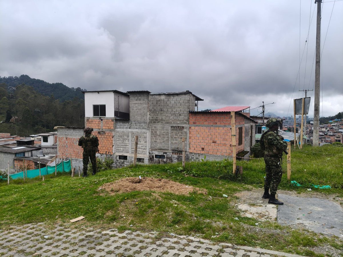 Ejercito_Div5's tweet image. Tropas del Batallón Ayacucho custodian la comuna Ciudadela del Norte de la ciudad de Manizales, #Caldas, velando por la seguridad de los habitantes de este sector en el marco de la versión N.°69 de la Feria de Manizales. 

#OctavaBrigada 
#ProtegiendoElTerritorio