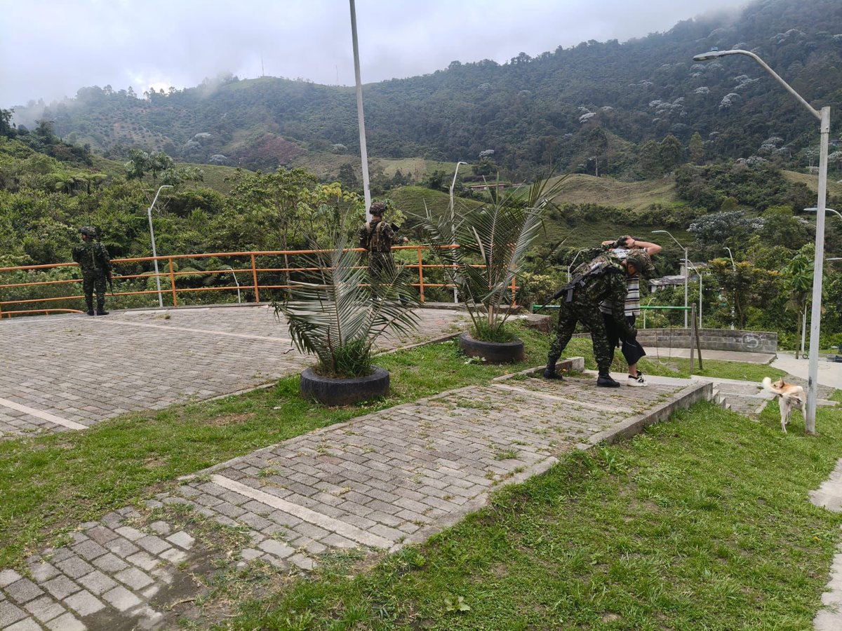 Ejercito_Div5's tweet image. Tropas del Batallón Ayacucho custodian la comuna Ciudadela del Norte de la ciudad de Manizales, #Caldas, velando por la seguridad de los habitantes de este sector en el marco de la versión N.°69 de la Feria de Manizales. 

#OctavaBrigada 
#ProtegiendoElTerritorio