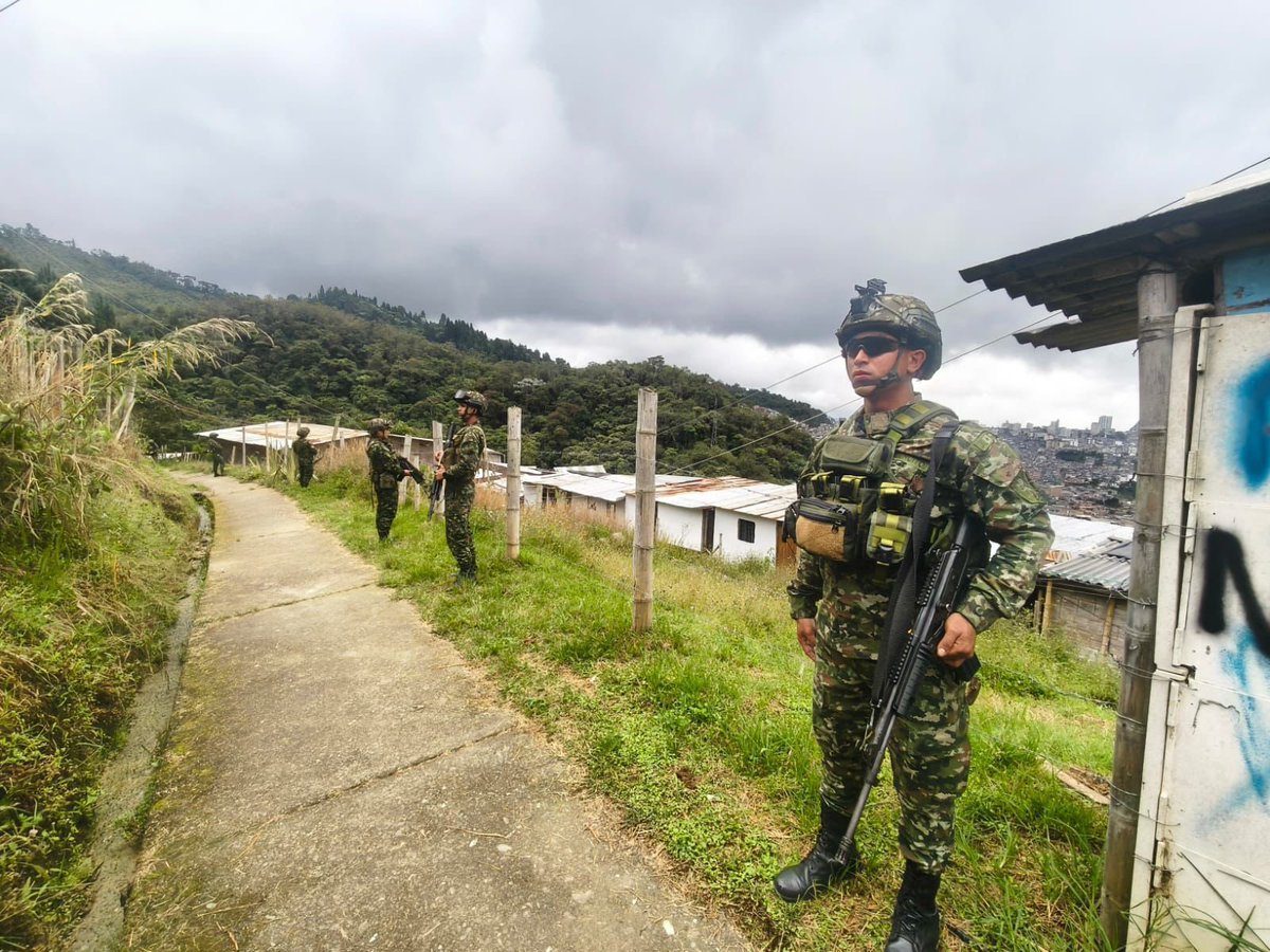 Ejercito_Div5's tweet image. Tropas del Batallón Ayacucho custodian la comuna Ciudadela del Norte de la ciudad de Manizales, #Caldas, velando por la seguridad de los habitantes de este sector en el marco de la versión N.°69 de la Feria de Manizales. 

#OctavaBrigada 
#ProtegiendoElTerritorio