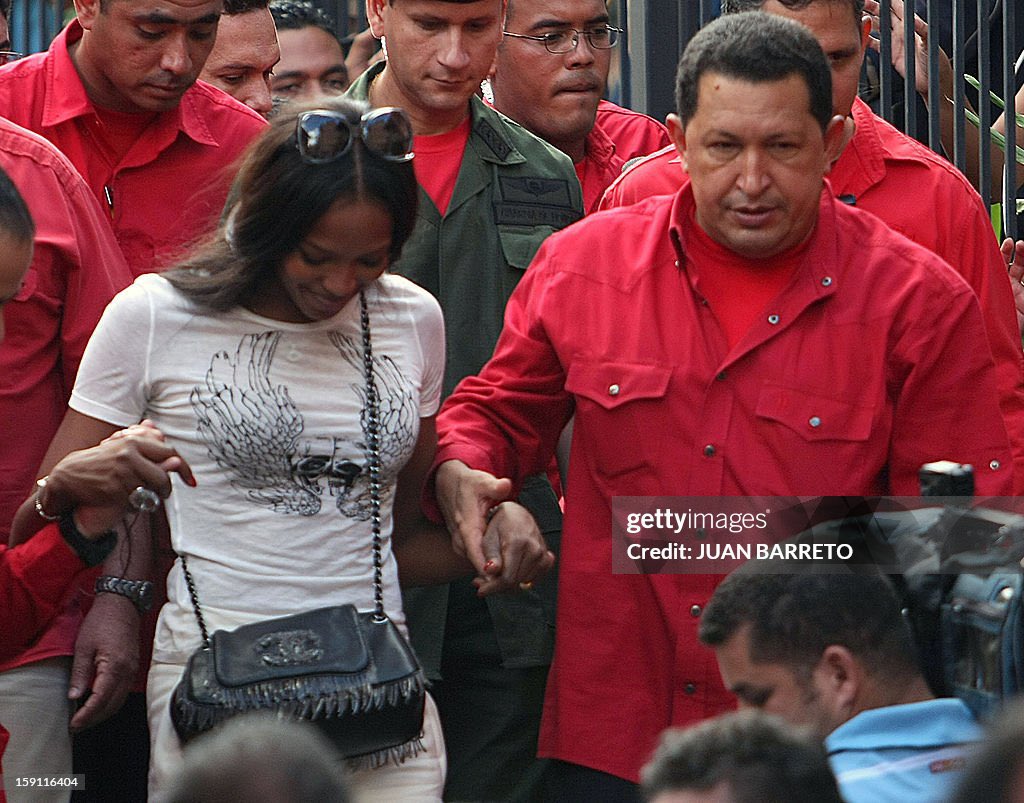 OldInternetFeel's tweet image. supermodel Naomi Campbell with Venezuelan President Hugo Chávez  in 2007