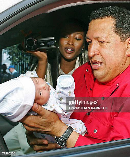OldInternetFeel's tweet image. supermodel Naomi Campbell with Venezuelan President Hugo Chávez  in 2007