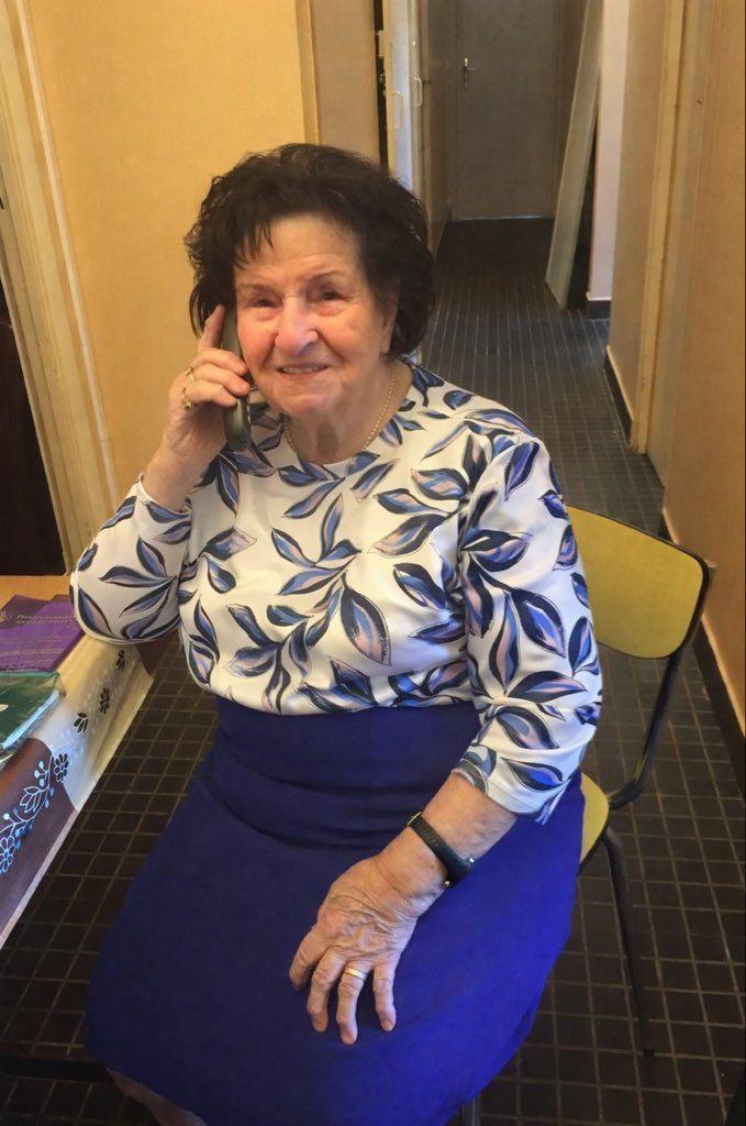 Je ne voyais pas souvent Tata Fortuné.
Très rarement.
Quatre ans. Sept ans. Parfois dix ans, sans la voir.

Enfant, je confondais même les personnes âgées de ma famille.
Et pourtant, chaque fois qu’elle demandait à me parler au téléphone, je faisais face à une évidence.
Elle