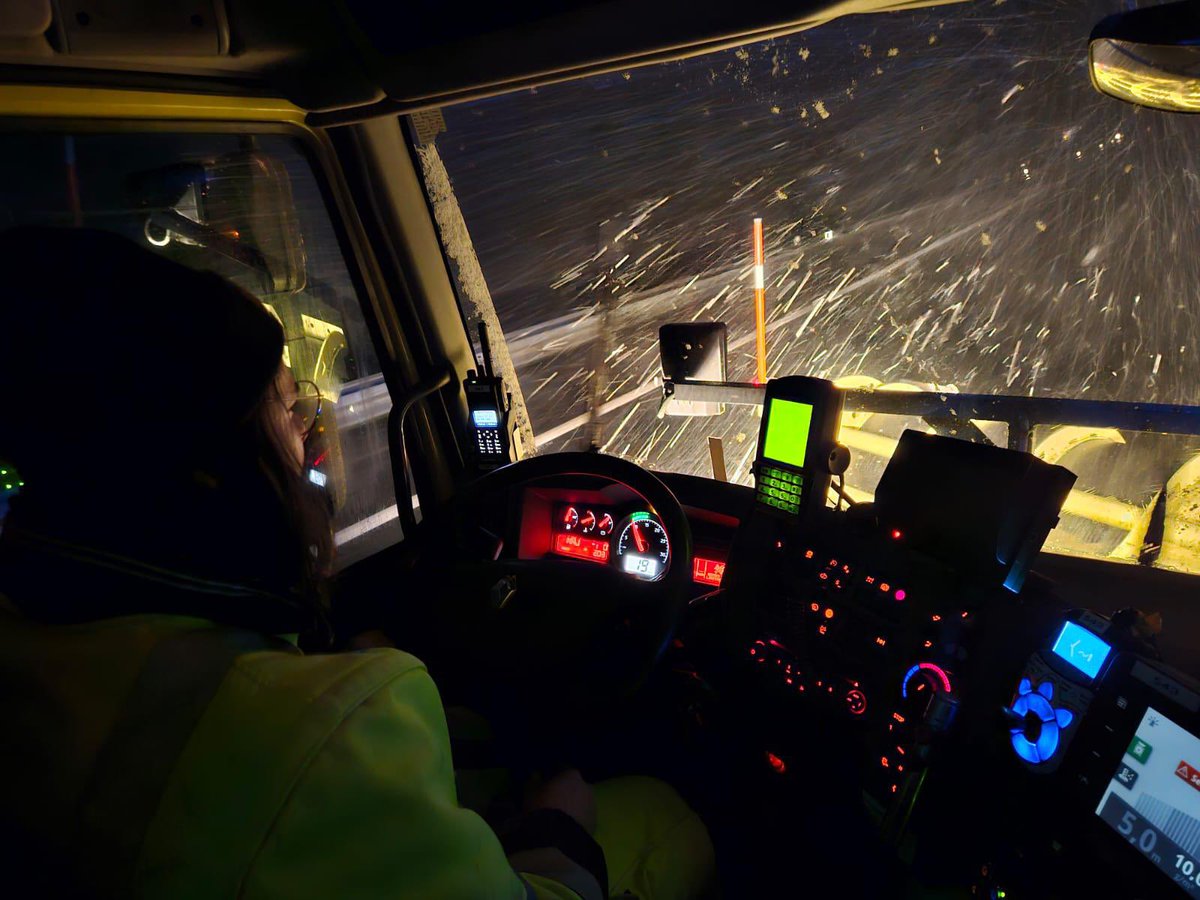VINCIAutoroutes's tweet photo. ❄️ Les équipes de VINCI Autoroutes du centre d’exploitation des Essarts, en Vendée, sont mobilisées pour faire face à l’épisode neigeux qui s’abat sur l’Ouest de la France, comme ici sur l’autoroute A87. https://t.co/CIHb0jnx3D