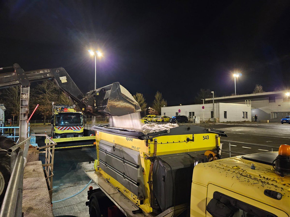 VINCIAutoroutes's tweet photo. ❄️ Les équipes de VINCI Autoroutes du centre d’exploitation des Essarts, en Vendée, sont mobilisées pour faire face à l’épisode neigeux qui s’abat sur l’Ouest de la France, comme ici sur l’autoroute A87. https://t.co/CIHb0jnx3D