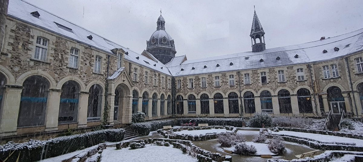 CH_HAUTANJOU's tweet photo. ❄️ L’hiver transforme nos villes en vrais paysages de carte postale… mais appelle aussi à la vigilance ! 
👀 Si vous voyez une personne en difficulté ou exposée au froid :☎️ 115
🚗 Ralentissez sur les routes
🌨️ Attention aux glissades
🤝 Ensemble, prenons soin de nous https://t.co/h8oqaPhkDV