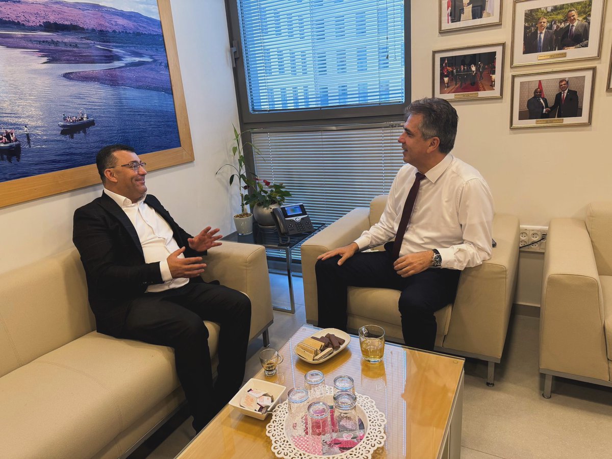 isa77108450's tweet photo. اجتماع مع الوزير ايلي كوهين في مكتبه بلقدس 
פגישה עם השר אלי כהן בלשכה בירושלים https://t.co/y2Z5Q2hT47