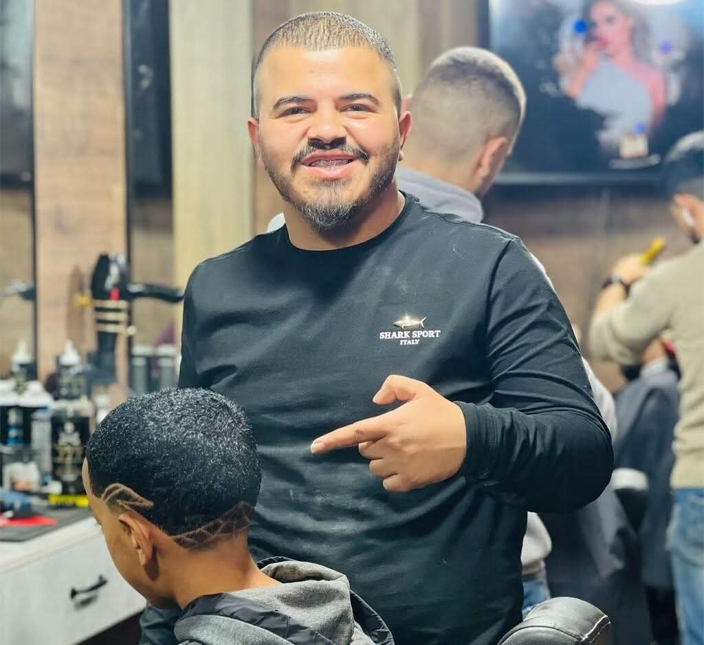 זהו מחמוד גאוי, בן 30 מכפר קרע, ספר במקצועו. עם כל פתיחת שנת לימודים היה מתראיין אצלנו ברדיו נאס, וקורא לילדים ולנערים נזקקים להגיע למספרה שלו ולהסתפר בחינם מתוך רצון לעזור לזולת. מחמוד נרצח הערב. עבור רבים הוא עוד מספר בסטטיסטיקה של הנרצחים הערבים, אך עבור כל מי שהכיר אותו