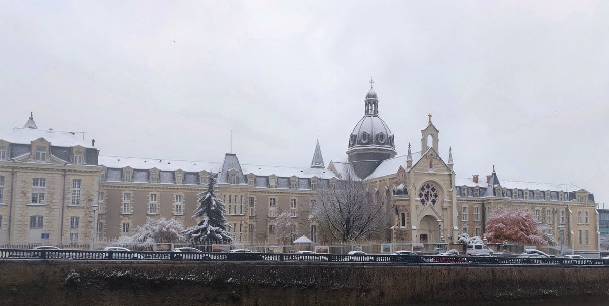 ❄️ L’hiver transforme nos villes en vrais paysages de carte postale… mais appelle aussi à la vigilance ! 
👀 Si vous voyez une personne en difficulté ou exposée au froid :☎️ 115
🚗 Ralentissez sur les routes
🌨️ Attention aux glissades
🤝 Ensemble, prenons soin de nous