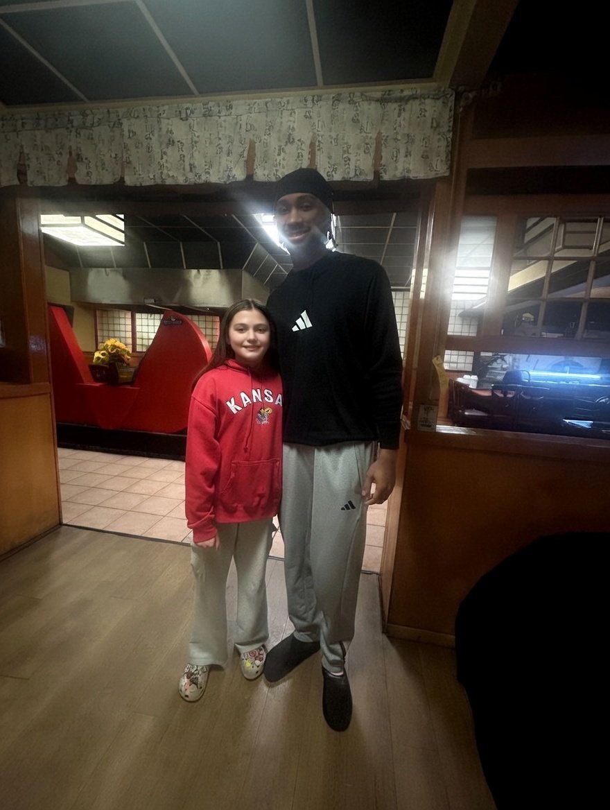 GreenBuffOP's tweet photo. S/o to @Darryn_P1

My niece was having her bday dinner, and she recognized you as soon as she saw you. (My brother has raised them to be diehard KU fans)

It meant the world to her. You're a good dude and the rest of the family thanks you. https://t.co/BKIzKD1jxT