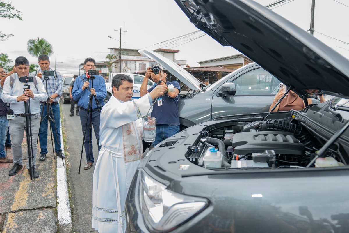 AmazoniaEc's tweet image. Nuevo equipamiento institucional, un hecho histórico para la Secretaría.

✅ 6 escáneres
✅ 10 impresoras
✅ Equipos de comunicación
✅ Mobiliario de oficina
✅ 26 laptops
✅ Suministros de oficina
✅ 11 camionetas

Un propósito amazónico nos une 🍃 

#LaNuevaAmazonía 🌿