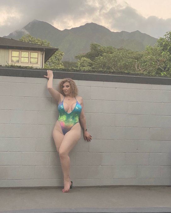 Sara Jay SFW Official - 📣 It’s Monday! Speak success into existence. #ManifestGreatness https://t.co/NLEsBlPjpE
