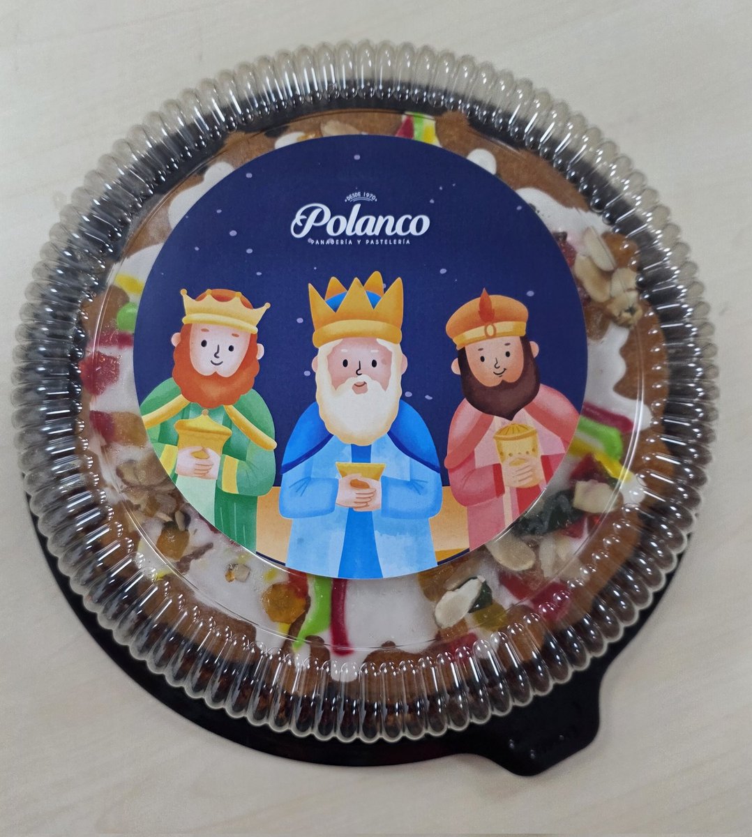 avolevan81's tweet photo. Ya tenemos la rosca de reyes para mañana en la oficina, esta vez decidimos que sea de @PanPolanco, nos convenció porque trae glaceado y almendras. ¡¡A ver a quién le toca el niño!! 🤓 🙊 https://t.co/hQbd228jbo