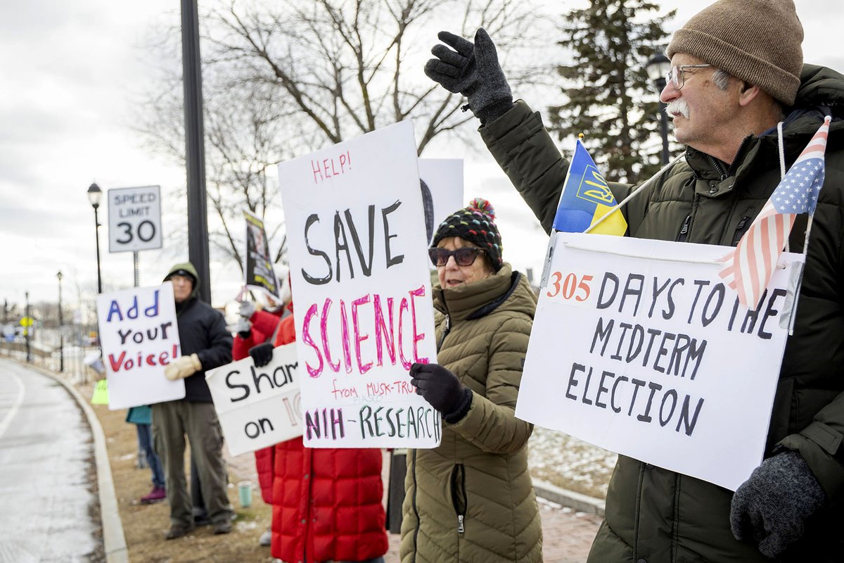 mlhumphries's tweet image. Jan. 3, 2026.  Salem, MA Stand Out. More photos at tinyurl.com/2rmujf42
Weekly pro democracy rally in downtown Salem on Saturdays from 12-1 in opposition to the Trump administration.
#stopthecoup  #handsoff #nokings #immigrantrights  #indivisible #salemma #prodemocracy
