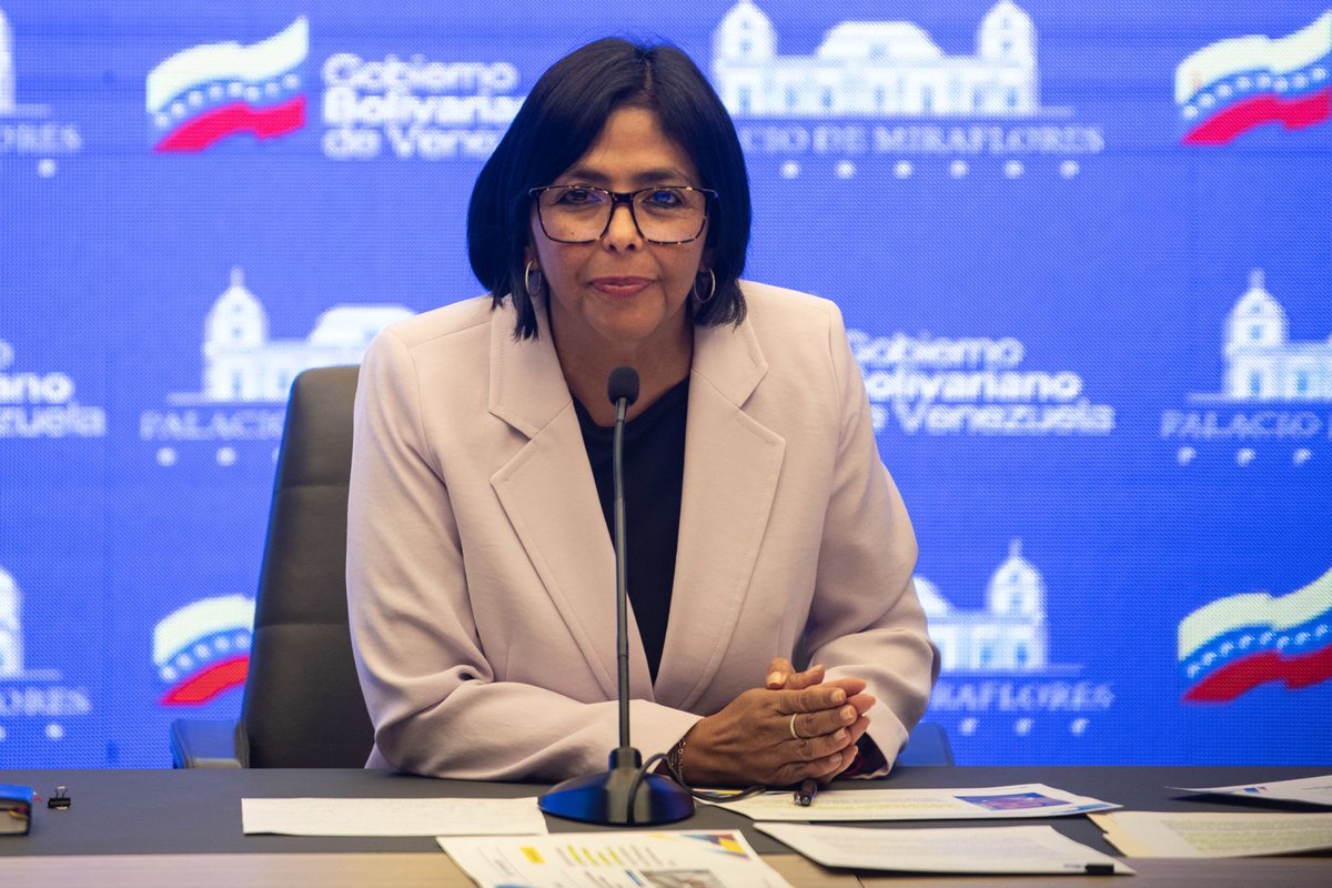 EstebanPe2005's tweet photo. #URGENTE Mediante Gaceta Oficial, Delcy Rodríguez ordena la captura de toda persona que apoye el ataque de EE.UU. en Venezuela.

El decreto N° 5.200 (03/01) declara el “Estado de Conmoción Exterior” y ordena a todos los cuerpos policiales ejecutar las detenciones. https://t.co/YRjQizo0sG