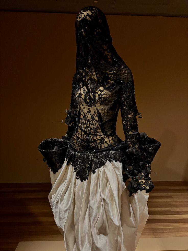 LaModeUnknown's tweet photo. LOVE that dress by ✨️Kenan Slevira✨️ from CSM.🪡 https://t.co/Z7tKGsm0WW