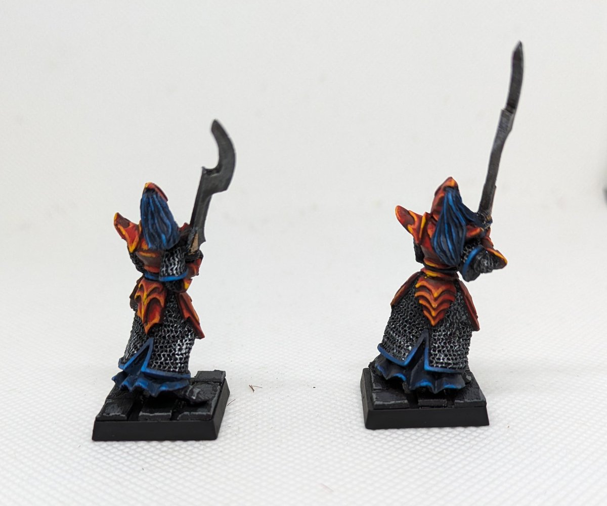 Dos Verdugos Elfos Oscuros. Para mí, de las miniaturas más bonitas de sexta edición.

#Warhammer
#WarhammerCommunity 
#Warhammerfantasy
#TOWSpanish