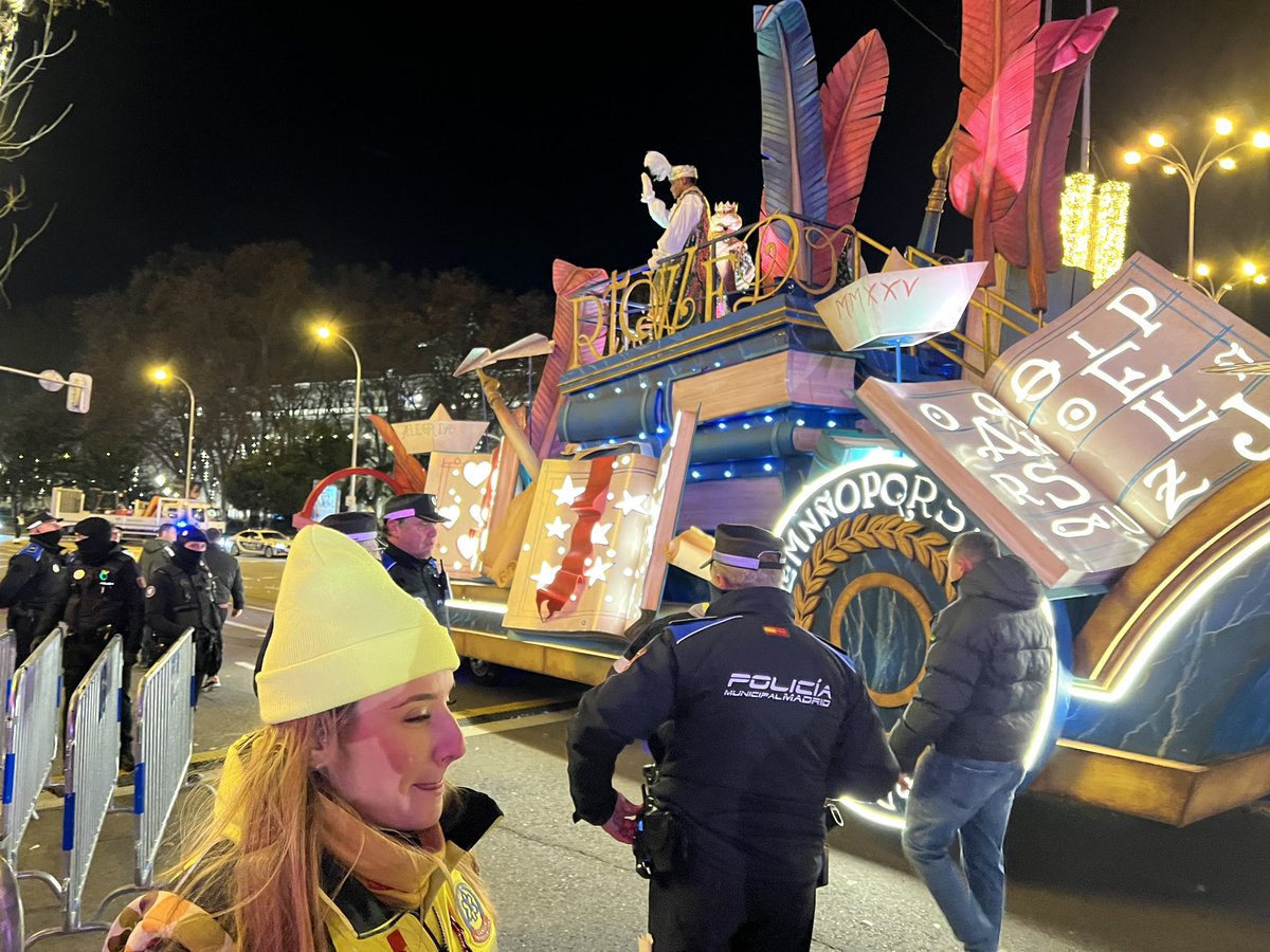 Finalizada la #cabalgata, que ha discurrido con normalidad y con algunas asistencias de carácter leve

Y ahora, ¡todos a dormir! 

Sus majestades los Reyes Magos ya están en #Madrid. En breve comenzarán a repartir regalos 🎁💝