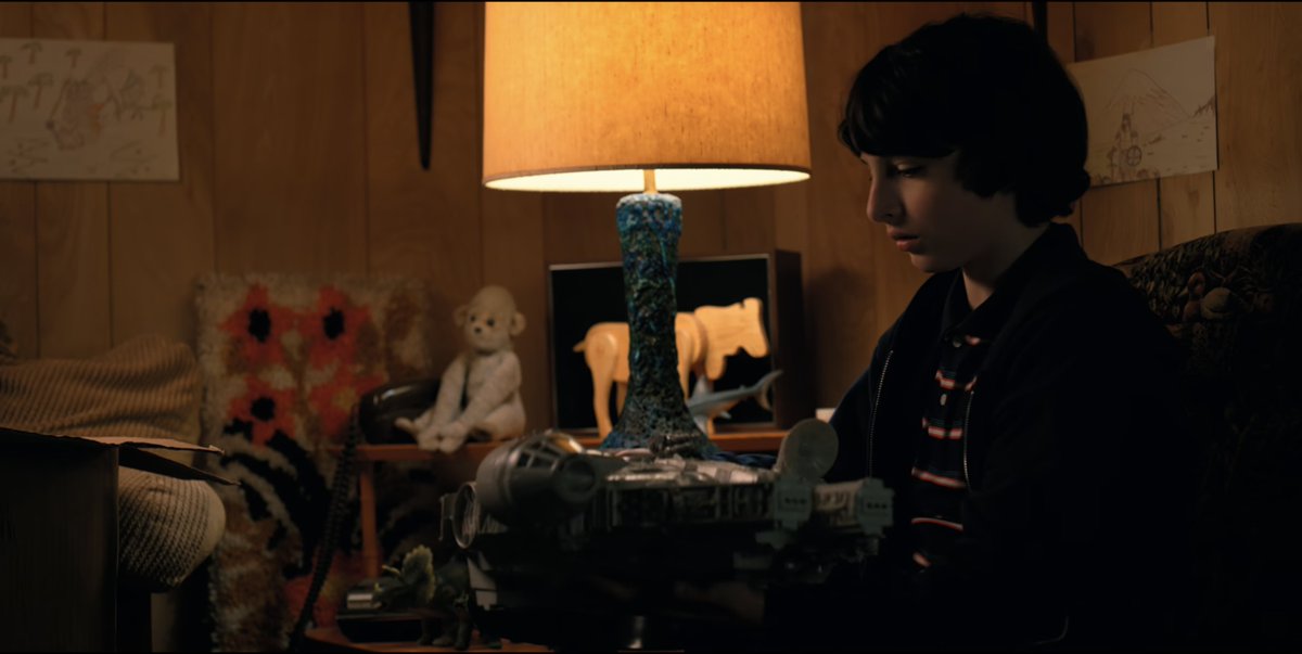 En las primeras temporadas de #StrangerThings, en el sótano de los Wheeler, hay una clase de cuadro o telar con flores. ¿No se asemeja al rostro del Demogorgon?