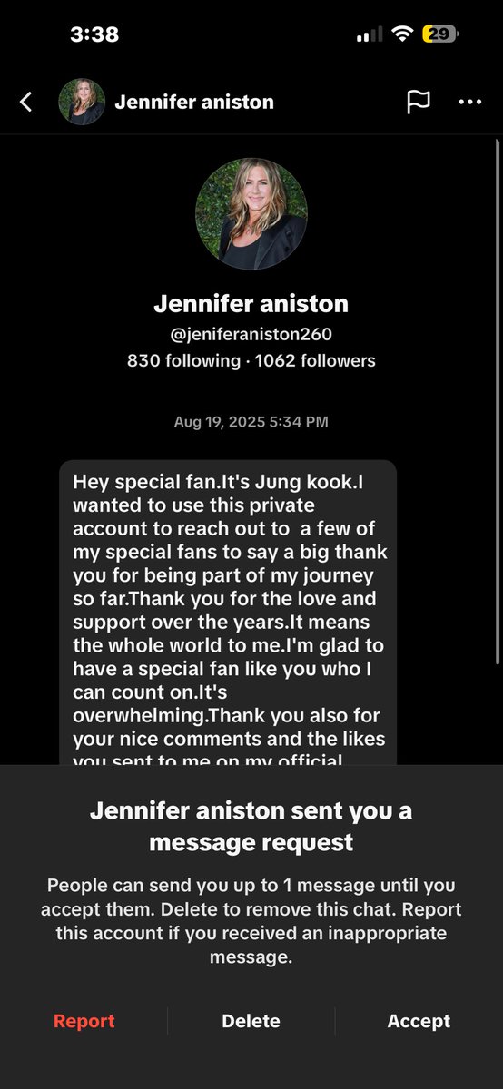 zanayahmooreee's tweet photo. Proof Jungkook and Jennifer Aniston are the same person https://t.co/6fSTnhnxQh