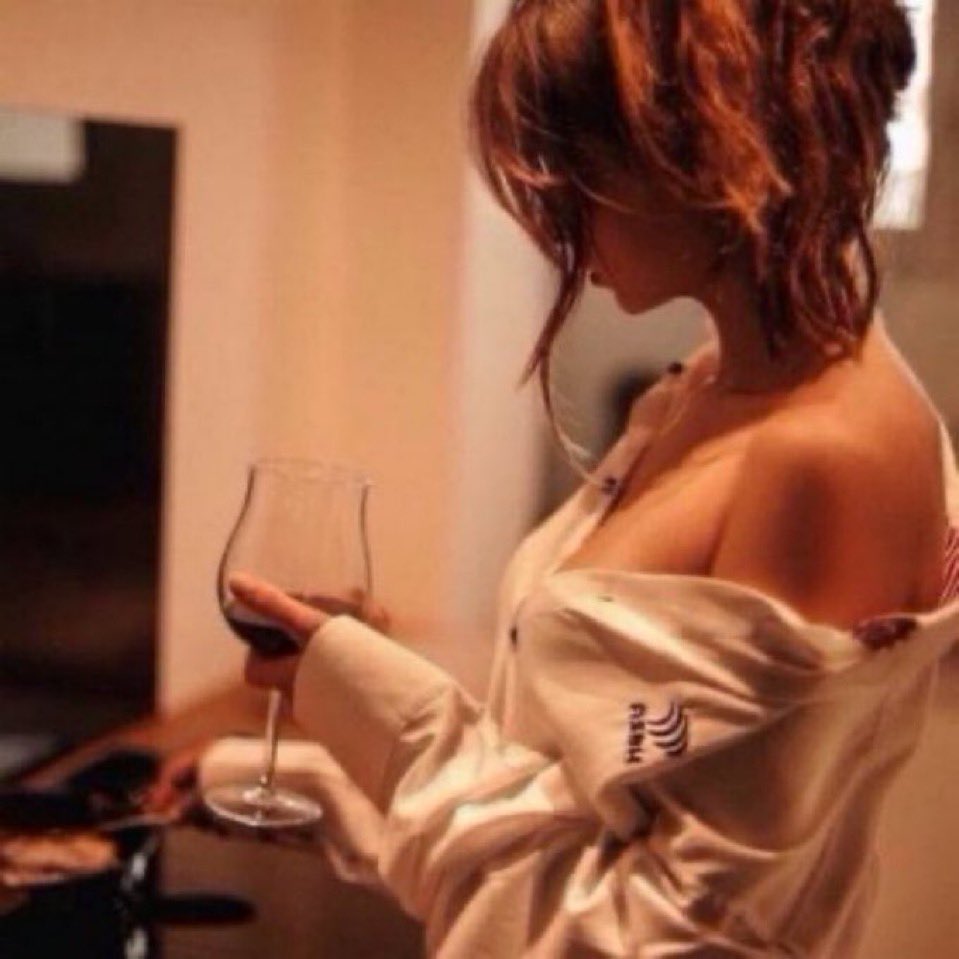 Good evening loves. It’s official Christmas is done, the tree is down, the decorations packed away and today was the first horrific day back at work for my handler. Time to hit the red, hard.