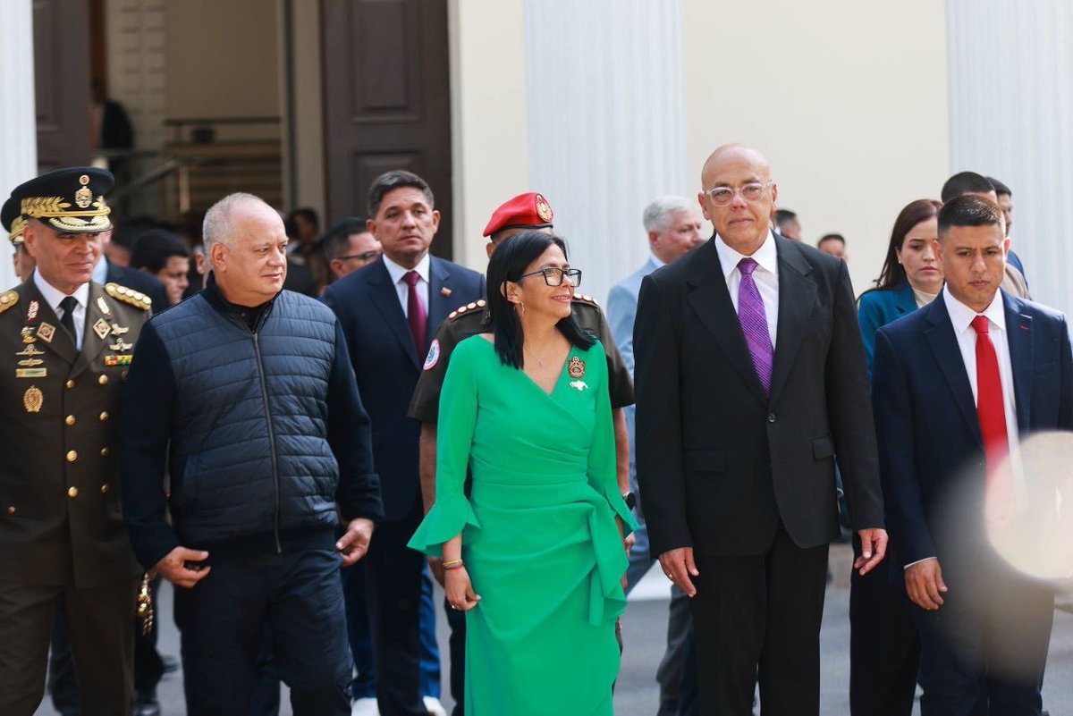 ConElMazoDando's tweet photo. #LosQueremosDeVuelta  | 🇻🇪 Juramentación de Delcy Rodríguez como presidenta encargada. https://t.co/mL27siG3cY