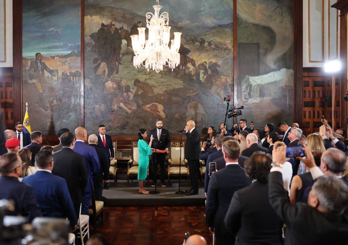ConElMazoDando's tweet photo. #LosQueremosDeVuelta  | 🇻🇪 Juramentación de Delcy Rodríguez como presidenta encargada. https://t.co/mL27siG3cY