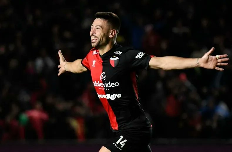 #Colón | Mañana llegan para sumarse al plantel Emanuel Beltrán (lateral derecho) y Lucas Cano (delantero). El miércoles llegará a la ciudad Federico Lértora. Tres caras nuevas para Ezequiel Medrán.