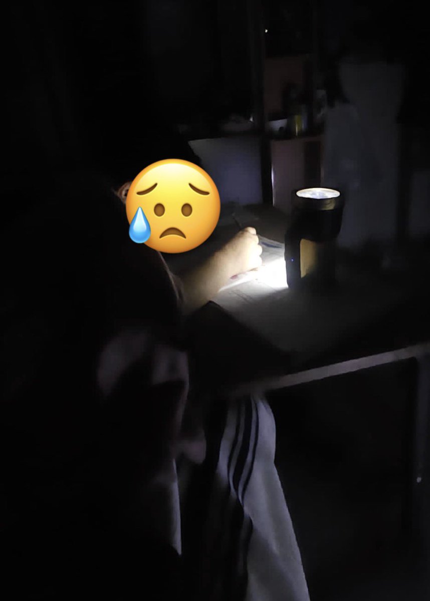 Çocukları Karanlıkta bırakan, bu soğuk havalarda,battaniye yorgan altında ders çalışmaya mahkum eden herkesi Allaha havale ediyorum . umarım bu görsel vicdaninizi rahatsız eder . 

 #HataydaElektrikYoksaHayatYok
#hatay