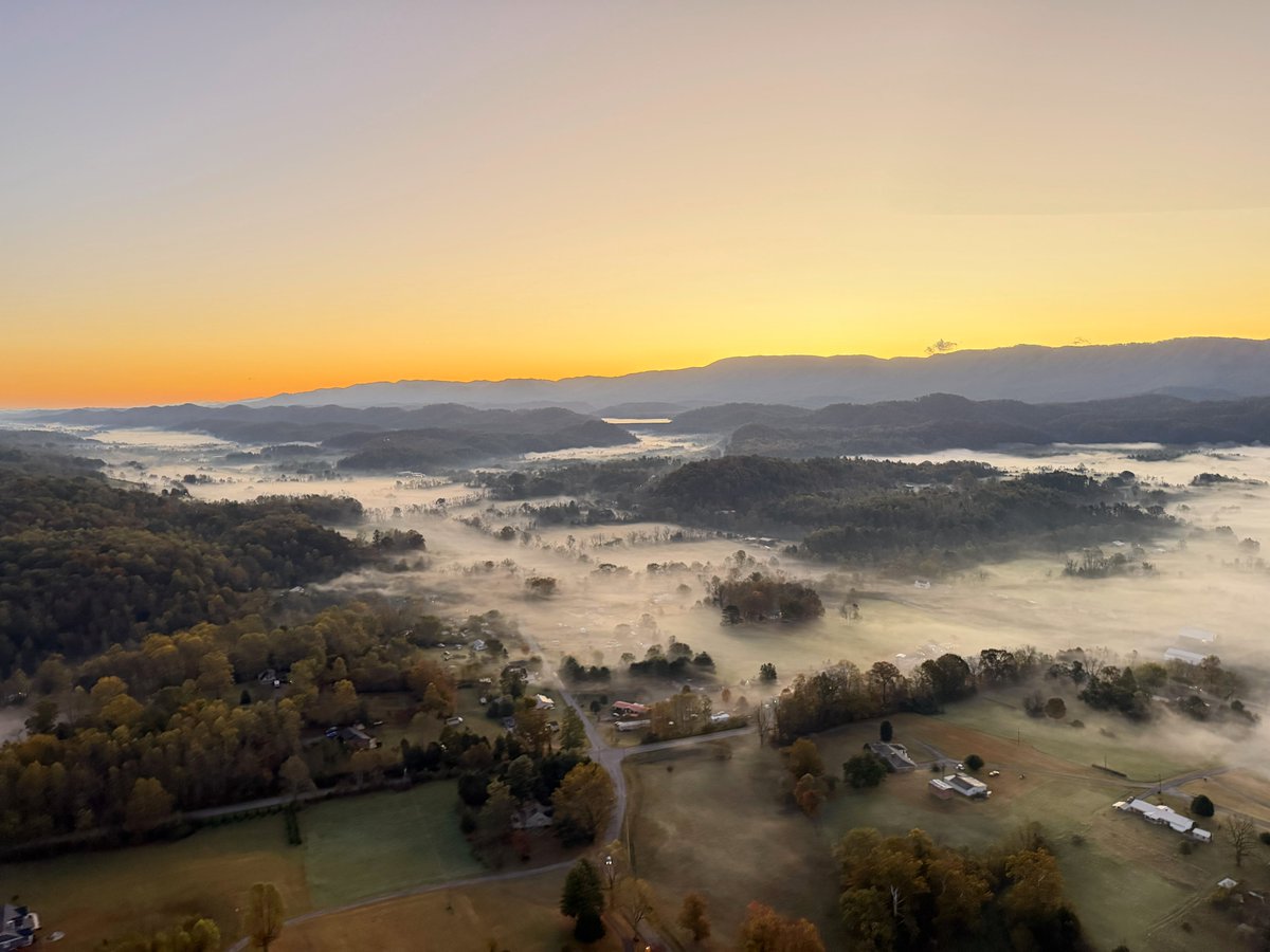 TreelineHeli's tweet photo. New year, new perspective. 🚁🌄 #md500 #pilot #treelinehelicopters #helicopter #treeline #flying #TLH https://t.co/pCs0c4mYar