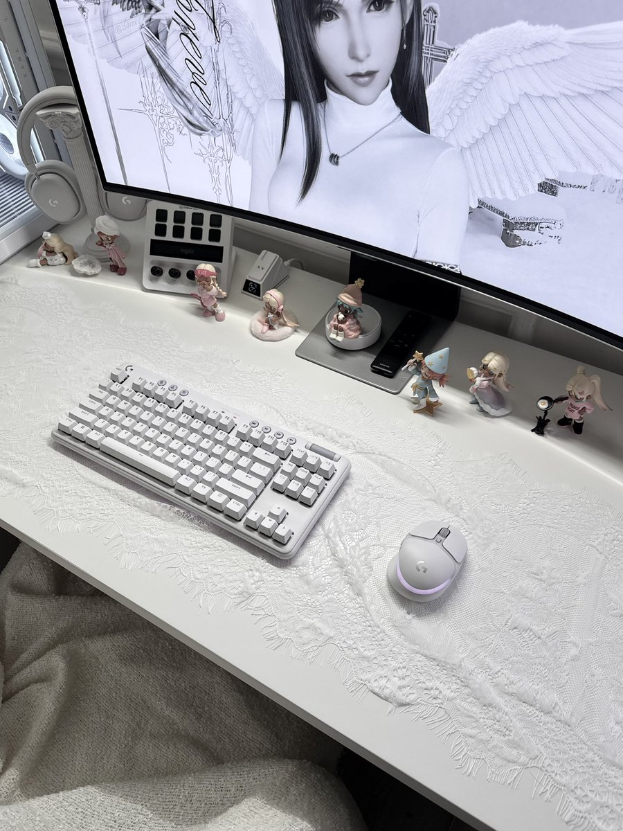 raideneill's tweet image. White🤍
