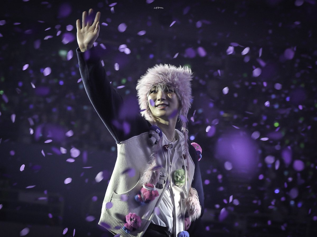 Swiftcat20's tweet photo. This man Kim Kibum. Always. He protected us, lead us through hard times and brings us joy and emotional support.
#IstandwithKey #Kibum #키 https://t.co/u3ZGX8iHH9