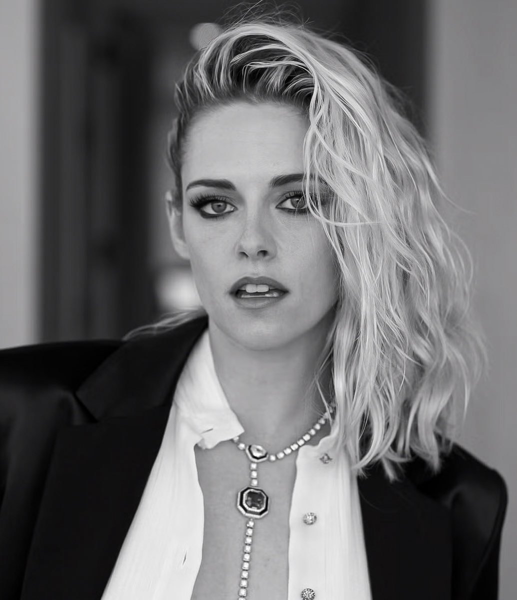 _filmcrave's tweet image. Kristen Stewart says she would be down to direct a ‘TWILIGHT’ remake. 🎬

🔗 etonline.com/media/videos/k…