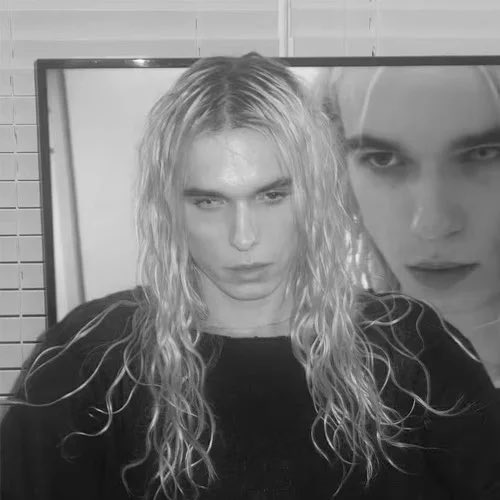 PopCrave's tweet image. Happy 22nd birthday to the talented 2hollis.