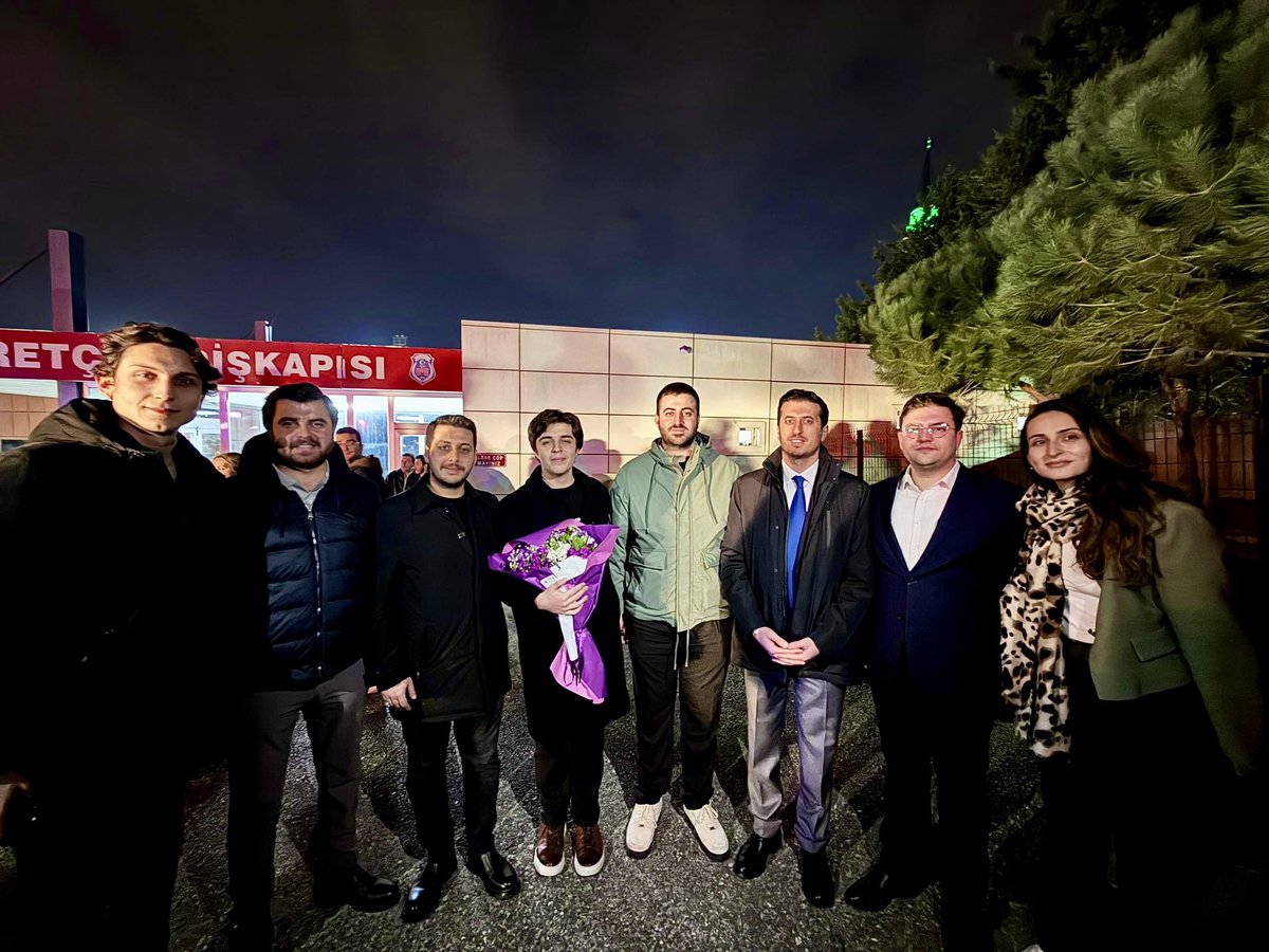 YeniPartiHukuk's tweet photo. Haksız, hukuksuz şekilde tutuklanan ve 8 gündür tutuklu olan yol arkadaşımız, Kadıköy İlçe Yöneticimiz Bilgekağan Şarbat tahliye oldu. Mücadelemize kaldığımız yerden birlikte devam edeceğiz. https://t.co/cQ2FJ3knko