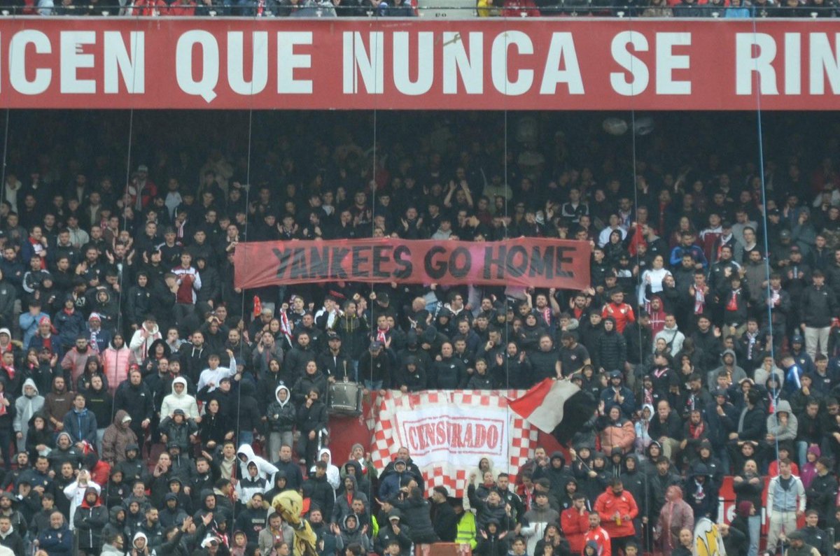 FutboliPolitica's tweet image. 🇪🇸“Yankees go home"

Ayer la hinchada de Sevilla desplegó una bandera  contea la intervención estadounidense en Venezuela y el secuestro del presidente Maduro.