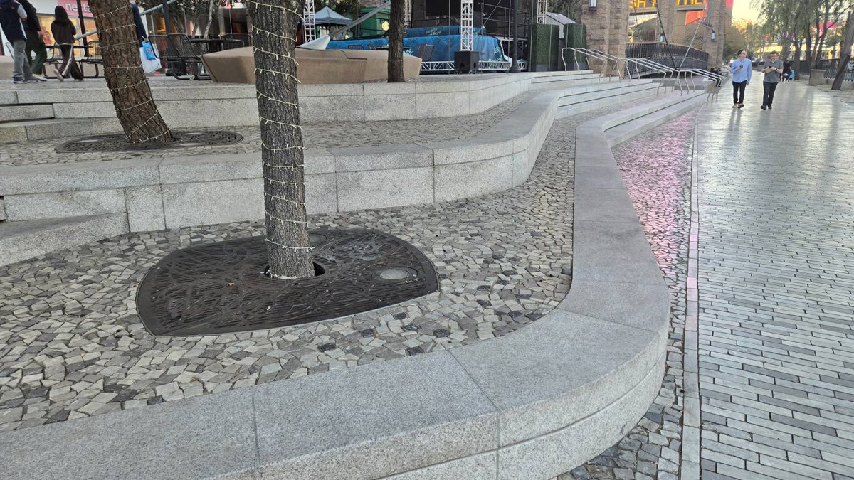 Walking past these undulating granite terraces feels more like wandering through a gallery than a city street. The paving underfoot and the sweeping stone benches create a rhythmic, peaceful flow that just slows your heart rate down. Pure architectural serenity. #NaturalStone