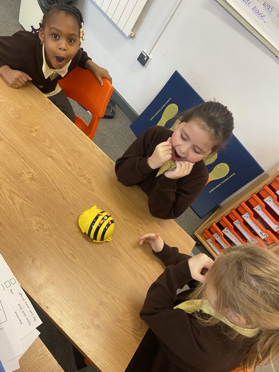 EastfieldPSHull's tweet image. #2MS enjoyed giving instructions to the BeeBots in #epscomputing today