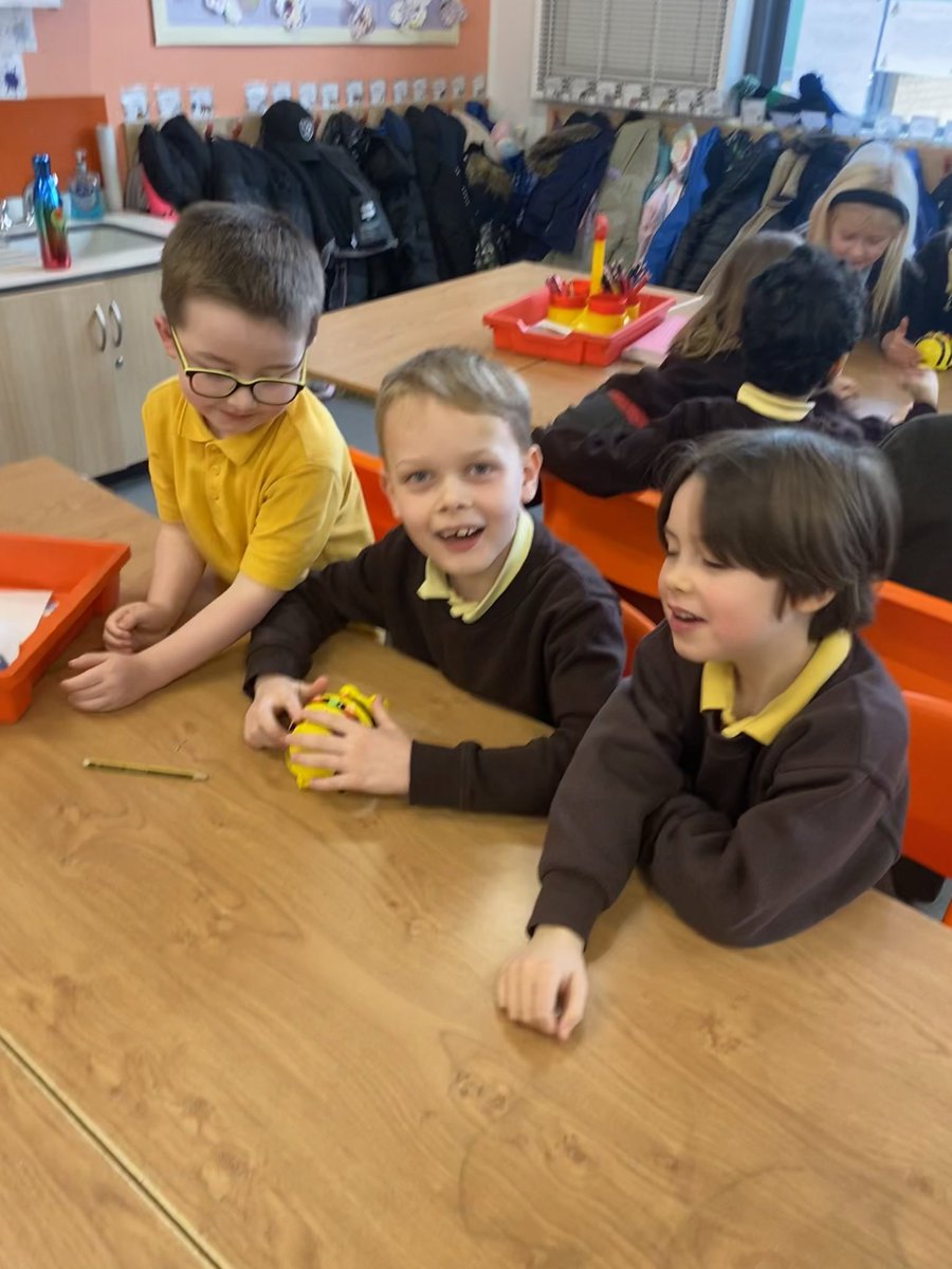 EastfieldPSHull's tweet image. #2MS enjoyed giving instructions to the BeeBots in #epscomputing today