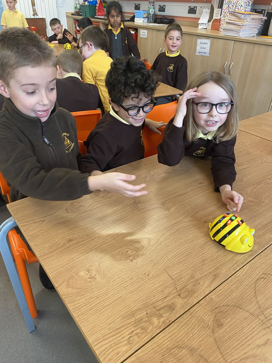 EastfieldPSHull's tweet image. #2MS enjoyed giving instructions to the BeeBots in #epscomputing today