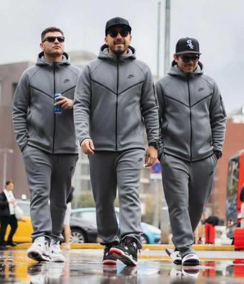 Las tiendas de Nike se quedaron sin Stock con el conjuntito Nike Tech Fleece .. El capitalismo es maravilloso.