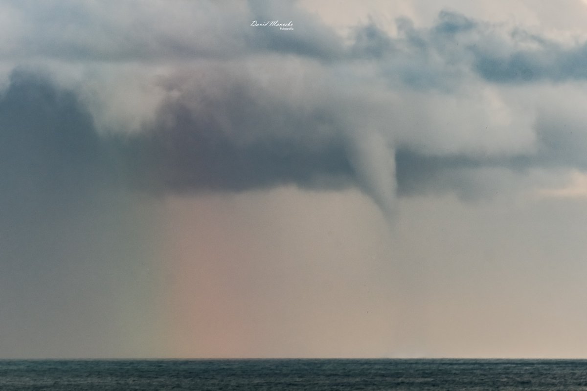 Manga marina esta tarde con arco iris hacia Chilches
Fotografía tomada desde el Peñón del Cuervo en Málaga