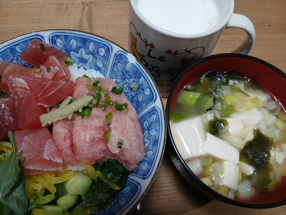 朝食　マグロ大葉丼、みそ汁、牛乳