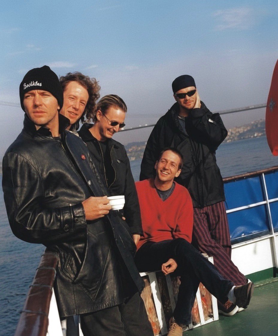 Pearl Jam grubu üyeleri konser öncesinde Boğaz turunda. 
Grubun solisti Eddie Vedder, Beşiktaş beresi takıyor.

📅 1996
📍İstanbul

Pearl Jam band members are on a Bosphorus cruise before the concert.
The band’s lead singer, Eddie Vedder, is wearing a Beşiktaş beanie