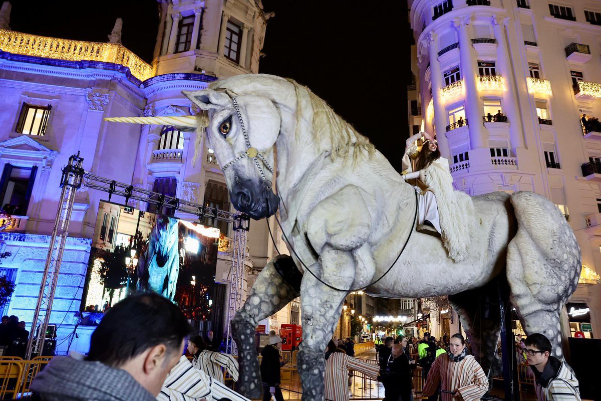 festesdeVLC's tweet image. 👑✨ Així s’ha viscut la Cavalcada de Reis a València

🎶 Música i espectacles als carrers
🎠 Carrosses plenes de fantasia
🌟 Milers de famílies compartint il·lusió
👑 Saluda final dels Reis des del balcó de l’Ajuntament

💫 Una vesprada màgica per a tancar el Nadal.