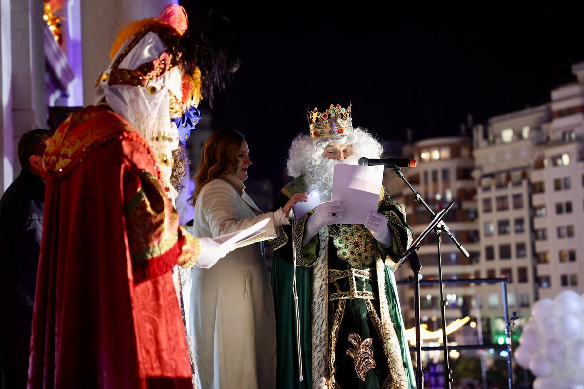 festesdeVLC's tweet image. 👑✨ Així s’ha viscut la Cavalcada de Reis a València

🎶 Música i espectacles als carrers
🎠 Carrosses plenes de fantasia
🌟 Milers de famílies compartint il·lusió
👑 Saluda final dels Reis des del balcó de l’Ajuntament

💫 Una vesprada màgica per a tancar el Nadal.